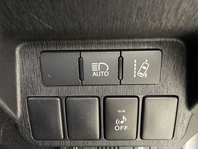 トヨタ プリウス α S ツーリングセレクション 埼玉県 2018(平30)年 4.7万km シルバーM 純正ナビ　/　（TV/BT/FM/AM/SD)/バックカメラ　/前方ドライブレコーダー　/ビルトインＥＴＣ　/クルーズコントロール　/レーンキープアシスト　/オートマチックハイビーム　/先行車発進お知らせ機能　/革巻きハンドル　/純正フロアマット　/純正アルミホイール