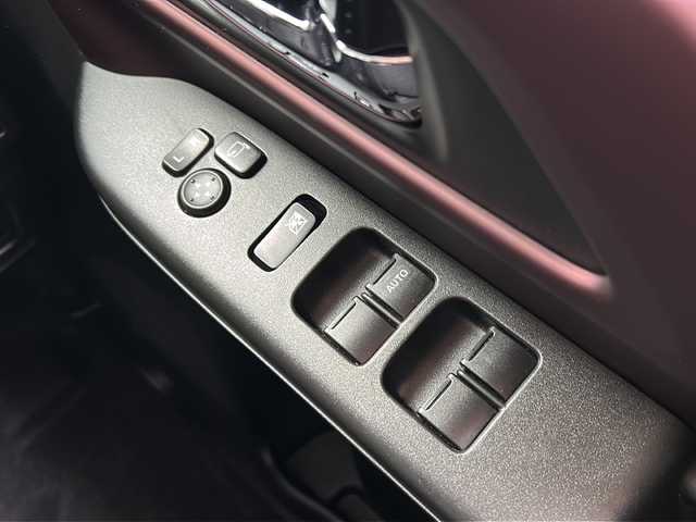 スズキ スペーシア カスタム HYBRID XS ターボ 広島県 2024(令6)年 1.3万km ピュアホワイトP 禁煙車/4WD/インタークーラーターボ/スズキセーフティサポート/・デュアルセンサーブレーキサポートII/・先行車発進お知らせ/・標識認識機能/・ヘッドアップディスプレイ/・誤発進抑制機能/・ハイビームアシスト/・アダプティブクルーズコントロール/・車線維持支援機能/・車線逸脱抑制/・車線逸脱警報/・ふらつき警報/コーナーセンサー/全方位モニター付９型メモリーナビ/・フルセグ/Bluetooｔｈ/ＵＳＢ/スマホ連携/スズキコネクト対応通信機装着車/両側パワースライドドア/革巻きステアリング/ステアリングスイッチ/ステアリングヒーター/パドルシフト/オートライト/電動パーキングブレーキ/ブレーキホールド/LEDヘッドライト/フォグランプ/ハーフレザーシート/シートヒーター/リアサーキュレーター/アイドリングストップ/スマートキー/プッシュスタート/スペアキー/純正15インチアルミホイール