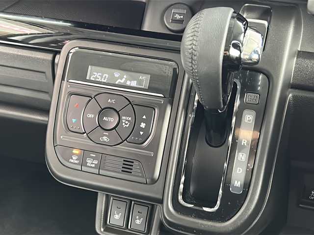 スズキ スペーシア カスタム HYBRID XS ターボ 広島県 2024(令6)年 1.3万km ピュアホワイトP 禁煙車/4WD/インタークーラーターボ/スズキセーフティサポート/・デュアルセンサーブレーキサポートII/・先行車発進お知らせ/・標識認識機能/・ヘッドアップディスプレイ/・誤発進抑制機能/・ハイビームアシスト/・アダプティブクルーズコントロール/・車線維持支援機能/・車線逸脱抑制/・車線逸脱警報/・ふらつき警報/コーナーセンサー/全方位モニター付９型メモリーナビ/・フルセグ/Bluetooｔｈ/ＵＳＢ/スマホ連携/スズキコネクト対応通信機装着車/両側パワースライドドア/革巻きステアリング/ステアリングスイッチ/ステアリングヒーター/パドルシフト/オートライト/電動パーキングブレーキ/ブレーキホールド/LEDヘッドライト/フォグランプ/ハーフレザーシート/シートヒーター/リアサーキュレーター/アイドリングストップ/スマートキー/プッシュスタート/スペアキー/純正15インチアルミホイール