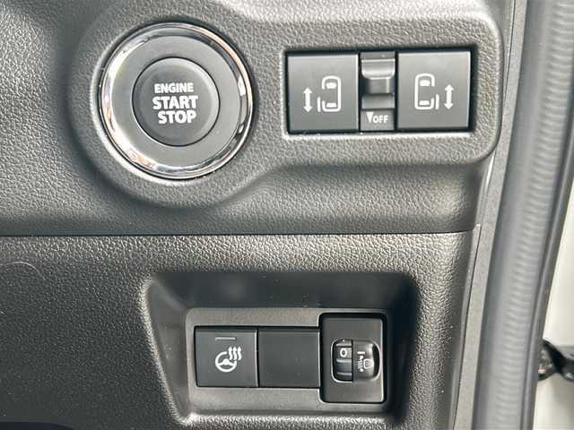 スズキ スペーシア カスタム HYBRID XS ターボ 広島県 2024(令6)年 1.3万km ピュアホワイトP 禁煙車/4WD/インタークーラーターボ/スズキセーフティサポート/・デュアルセンサーブレーキサポートII/・先行車発進お知らせ/・標識認識機能/・ヘッドアップディスプレイ/・誤発進抑制機能/・ハイビームアシスト/・アダプティブクルーズコントロール/・車線維持支援機能/・車線逸脱抑制/・車線逸脱警報/・ふらつき警報/コーナーセンサー/全方位モニター付９型メモリーナビ/・フルセグ/Bluetooｔｈ/ＵＳＢ/スマホ連携/スズキコネクト対応通信機装着車/両側パワースライドドア/革巻きステアリング/ステアリングスイッチ/ステアリングヒーター/パドルシフト/オートライト/電動パーキングブレーキ/ブレーキホールド/LEDヘッドライト/フォグランプ/ハーフレザーシート/シートヒーター/リアサーキュレーター/アイドリングストップ/スマートキー/プッシュスタート/スペアキー/純正15インチアルミホイール