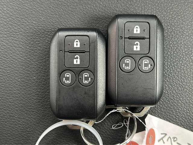 スズキ スペーシア カスタム HYBRID XS ターボ 広島県 2024(令6)年 1.3万km ピュアホワイトP 禁煙車/4WD/インタークーラーターボ/スズキセーフティサポート/・デュアルセンサーブレーキサポートII/・先行車発進お知らせ/・標識認識機能/・ヘッドアップディスプレイ/・誤発進抑制機能/・ハイビームアシスト/・アダプティブクルーズコントロール/・車線維持支援機能/・車線逸脱抑制/・車線逸脱警報/・ふらつき警報/コーナーセンサー/全方位モニター付９型メモリーナビ/・フルセグ/Bluetooｔｈ/ＵＳＢ/スマホ連携/スズキコネクト対応通信機装着車/両側パワースライドドア/革巻きステアリング/ステアリングスイッチ/ステアリングヒーター/パドルシフト/オートライト/電動パーキングブレーキ/ブレーキホールド/LEDヘッドライト/フォグランプ/ハーフレザーシート/シートヒーター/リアサーキュレーター/アイドリングストップ/スマートキー/プッシュスタート/スペアキー/純正15インチアルミホイール