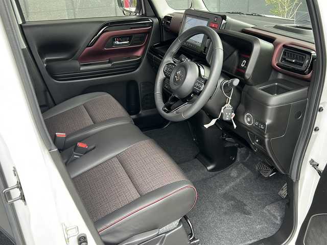 スズキ スペーシア カスタム HYBRID XS ターボ 広島県 2024(令6)年 1.3万km ピュアホワイトP 禁煙車/4WD/インタークーラーターボ/スズキセーフティサポート/・デュアルセンサーブレーキサポートII/・先行車発進お知らせ/・標識認識機能/・ヘッドアップディスプレイ/・誤発進抑制機能/・ハイビームアシスト/・アダプティブクルーズコントロール/・車線維持支援機能/・車線逸脱抑制/・車線逸脱警報/・ふらつき警報/コーナーセンサー/全方位モニター付９型メモリーナビ/・フルセグ/Bluetooｔｈ/ＵＳＢ/スマホ連携/スズキコネクト対応通信機装着車/両側パワースライドドア/革巻きステアリング/ステアリングスイッチ/ステアリングヒーター/パドルシフト/オートライト/電動パーキングブレーキ/ブレーキホールド/LEDヘッドライト/フォグランプ/ハーフレザーシート/シートヒーター/リアサーキュレーター/アイドリングストップ/スマートキー/プッシュスタート/スペアキー/純正15インチアルミホイール