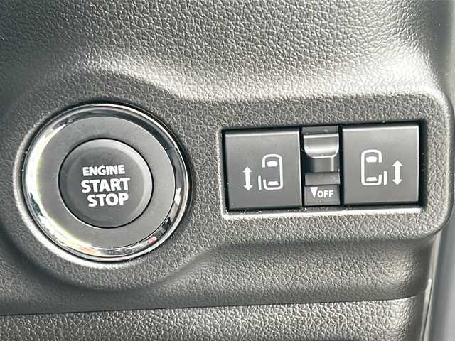 スズキ スペーシア カスタム HYBRID XS ターボ 広島県 2024(令6)年 1.3万km ピュアホワイトP 禁煙車/4WD/インタークーラーターボ/スズキセーフティサポート/・デュアルセンサーブレーキサポートII/・先行車発進お知らせ/・標識認識機能/・ヘッドアップディスプレイ/・誤発進抑制機能/・ハイビームアシスト/・アダプティブクルーズコントロール/・車線維持支援機能/・車線逸脱抑制/・車線逸脱警報/・ふらつき警報/コーナーセンサー/全方位モニター付９型メモリーナビ/・フルセグ/Bluetooｔｈ/ＵＳＢ/スマホ連携/スズキコネクト対応通信機装着車/両側パワースライドドア/革巻きステアリング/ステアリングスイッチ/ステアリングヒーター/パドルシフト/オートライト/電動パーキングブレーキ/ブレーキホールド/LEDヘッドライト/フォグランプ/ハーフレザーシート/シートヒーター/リアサーキュレーター/アイドリングストップ/スマートキー/プッシュスタート/スペアキー/純正15インチアルミホイール