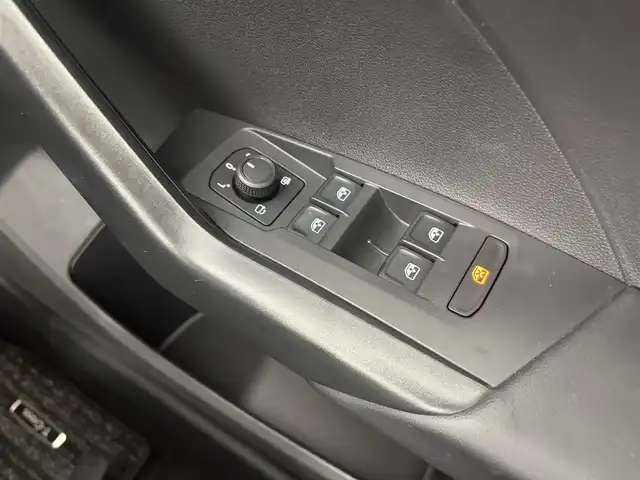 フォルクスワーゲン ＶＷ Ｔ－クロス TSI アクティブ 愛知県 2023(令5)年 1.1万km グレー 純正ディスプレイオーディオ/Bluetooth接続/AM/FM/AppleCarPlay/AndroidAuto/レーダークルーズコントロール/衝突被害軽減ブレーキ/前後コーナーセンサー/パドルシフト/前後ドライブレコーダー/純正フロアマット/純正16インチアルミホイール/LEDヘッドライト/オートライト/ワイヤレス充電/ETC2.0/スマートキー/プッシュスタート/スペアキー/取扱説明書/保証書