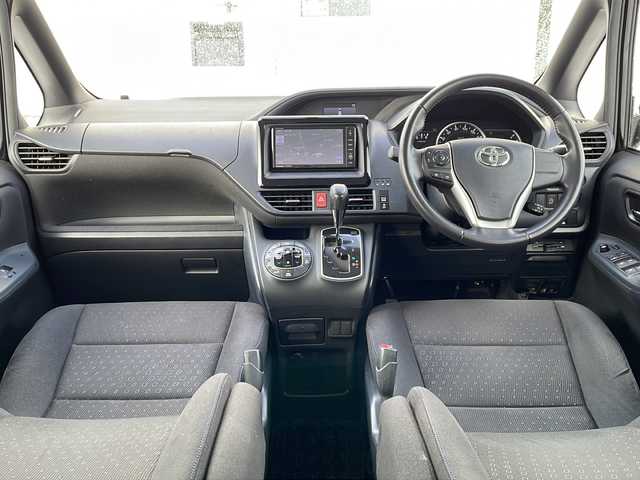 トヨタ ヴォクシー V 道北・旭川 2014(平26)年 6.6万km ブラック /4WD//禁煙車//社外ナビ//フルセグ/SD/DVD/CD/AUX//バックカメラ//クルーズコントロール//片側パワースライドドア//オートライト//LEDヘッドライト//フォグランプ//オートエアコン//オートマチックハイビーム//前後ドライブレコーダー//純正フロアマット//ドアバイザー//ドアミラーウィンカー//オートリトラミラー//ビルトインETC//社外AW冬タイヤ積み込み//リアサンシェード//革巻きステアリング//ステアリングスイッチ//横滑り防止//アイドリングストップ//保証書