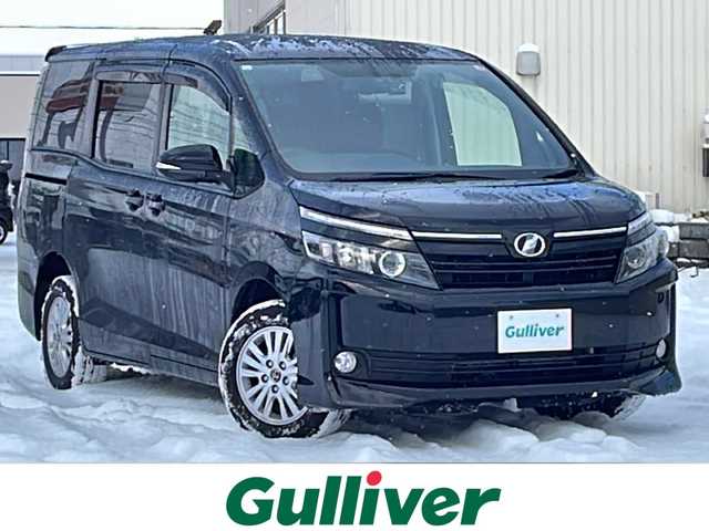 トヨタ ヴォクシー V 道北・旭川 2014(平26)年 6.6万km ブラック /4WD//禁煙車//社外ナビ//フルセグ/SD/DVD/CD/AUX//バックカメラ//クルーズコントロール//片側パワースライドドア//オートライト//LEDヘッドライト//フォグランプ//オートエアコン//オートマチックハイビーム//前後ドライブレコーダー//純正フロアマット//ドアバイザー//ドアミラーウィンカー//オートリトラミラー//ビルトインETC//社外AW冬タイヤ積み込み//リアサンシェード//革巻きステアリング//ステアリングスイッチ//横滑り防止//アイドリングストップ//保証書