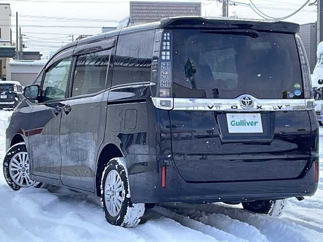 トヨタ ヴォクシー V 道北・旭川 2014(平26)年 6.6万km ブラック /4WD//禁煙車//社外ナビ//フルセグ/SD/DVD/CD/AUX//バックカメラ//クルーズコントロール//片側パワースライドドア//オートライト//LEDヘッドライト//フォグランプ//オートエアコン//オートマチックハイビーム//前後ドライブレコーダー//純正フロアマット//ドアバイザー//ドアミラーウィンカー//オートリトラミラー//ビルトインETC//社外AW冬タイヤ積み込み//リアサンシェード//革巻きステアリング//ステアリングスイッチ//横滑り防止//アイドリングストップ//保証書