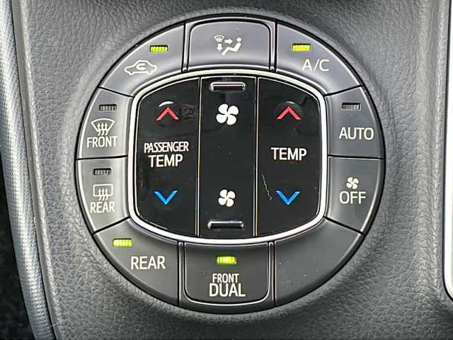 トヨタ ヴォクシー V 道北・旭川 2014(平26)年 6.6万km ブラック /4WD//禁煙車//社外ナビ//フルセグ/SD/DVD/CD/AUX//バックカメラ//クルーズコントロール//片側パワースライドドア//オートライト//LEDヘッドライト//フォグランプ//オートエアコン//オートマチックハイビーム//前後ドライブレコーダー//純正フロアマット//ドアバイザー//ドアミラーウィンカー//オートリトラミラー//ビルトインETC//社外AW冬タイヤ積み込み//リアサンシェード//革巻きステアリング//ステアリングスイッチ//横滑り防止//アイドリングストップ//保証書