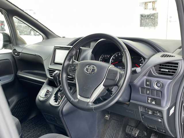 トヨタ ヴォクシー V 道北・旭川 2014(平26)年 6.6万km ブラック /4WD//禁煙車//社外ナビ//フルセグ/SD/DVD/CD/AUX//バックカメラ//クルーズコントロール//片側パワースライドドア//オートライト//LEDヘッドライト//フォグランプ//オートエアコン//オートマチックハイビーム//前後ドライブレコーダー//純正フロアマット//ドアバイザー//ドアミラーウィンカー//オートリトラミラー//ビルトインETC//社外AW冬タイヤ積み込み//リアサンシェード//革巻きステアリング//ステアリングスイッチ//横滑り防止//アイドリングストップ//保証書