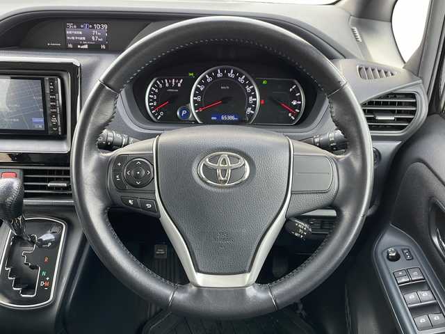 トヨタ ヴォクシー V 道北・旭川 2014(平26)年 6.6万km ブラック /4WD//禁煙車//社外ナビ//フルセグ/SD/DVD/CD/AUX//バックカメラ//クルーズコントロール//片側パワースライドドア//オートライト//LEDヘッドライト//フォグランプ//オートエアコン//オートマチックハイビーム//前後ドライブレコーダー//純正フロアマット//ドアバイザー//ドアミラーウィンカー//オートリトラミラー//ビルトインETC//社外AW冬タイヤ積み込み//リアサンシェード//革巻きステアリング//ステアリングスイッチ//横滑り防止//アイドリングストップ//保証書