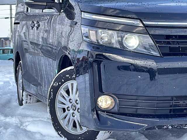 トヨタ ヴォクシー V 道北・旭川 2014(平26)年 6.6万km ブラック /4WD//禁煙車//社外ナビ//フルセグ/SD/DVD/CD/AUX//バックカメラ//クルーズコントロール//片側パワースライドドア//オートライト//LEDヘッドライト//フォグランプ//オートエアコン//オートマチックハイビーム//前後ドライブレコーダー//純正フロアマット//ドアバイザー//ドアミラーウィンカー//オートリトラミラー//ビルトインETC//社外AW冬タイヤ積み込み//リアサンシェード//革巻きステアリング//ステアリングスイッチ//横滑り防止//アイドリングストップ//保証書