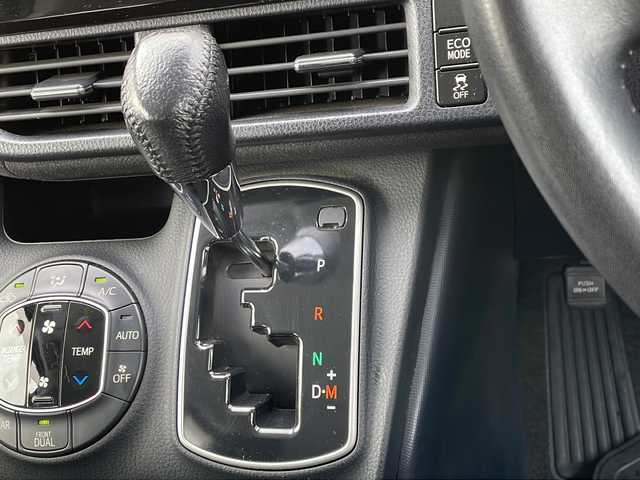 トヨタ ヴォクシー V 道北・旭川 2014(平26)年 6.6万km ブラック /4WD//禁煙車//社外ナビ//フルセグ/SD/DVD/CD/AUX//バックカメラ//クルーズコントロール//片側パワースライドドア//オートライト//LEDヘッドライト//フォグランプ//オートエアコン//オートマチックハイビーム//前後ドライブレコーダー//純正フロアマット//ドアバイザー//ドアミラーウィンカー//オートリトラミラー//ビルトインETC//社外AW冬タイヤ積み込み//リアサンシェード//革巻きステアリング//ステアリングスイッチ//横滑り防止//アイドリングストップ//保証書