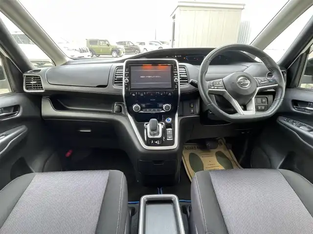 日産 セレナ e－パワー ハイウェイスター V 佐賀県 2018(平30)年 8万km ブリリアントホワイトパール 純正9インチSDナビゲーション/・フルセグTV/CD/DVD/SD/USB/Bluetooth/フリップダウンモニター/アラウンドビューモニター/前方ドライブレコーダー/ビルトインETC/インテリジェントパーキングアシスト/両側パワースライドドア/電子パーキングブレーキ/・AUTO HOLD機能/後席エアコン(温度調整無し)/後席サンシェード/ISOFIX対応/革巻きステアリング/ステアリングリモコン/純正15インチアルミホイール/純正LEDヘッドライト/純正フォグランプ/純正フロアマット/純正ドアバイザ―/新車保証書/取扱説明書/スペアキー１本/プロパイロット/・インテリジェントクルーズコントロール/・エマージェンシーブレーキ/・レーンディパーチャーワーニング/・前後クリアランスソナー/・標識検知機能/・ふらつき警報