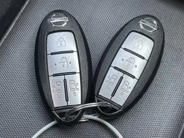 日産 セレナ e－パワー ハイウェイスター V 佐賀県 2018(平30)年 8万km ブリリアントホワイトパール 純正9インチSDナビゲーション/・フルセグTV/CD/DVD/SD/USB/Bluetooth/フリップダウンモニター/アラウンドビューモニター/前方ドライブレコーダー/ビルトインETC/インテリジェントパーキングアシスト/両側パワースライドドア/電子パーキングブレーキ/・AUTO HOLD機能/後席エアコン(温度調整無し)/後席サンシェード/ISOFIX対応/革巻きステアリング/ステアリングリモコン/純正15インチアルミホイール/純正LEDヘッドライト/純正フォグランプ/純正フロアマット/純正ドアバイザ―/新車保証書/取扱説明書/スペアキー１本/プロパイロット/・インテリジェントクルーズコントロール/・エマージェンシーブレーキ/・レーンディパーチャーワーニング/・前後クリアランスソナー/・標識検知機能/・ふらつき警報