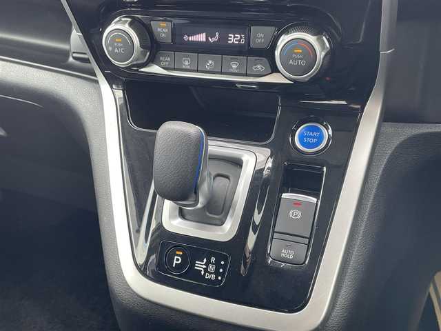 日産 セレナ e－パワー ハイウェイスター V 佐賀県 2018(平30)年 8万km ブリリアントホワイトパール 純正9インチSDナビゲーション/・フルセグTV/CD/DVD/SD/USB/Bluetooth/フリップダウンモニター/アラウンドビューモニター/前方ドライブレコーダー/ビルトインETC/インテリジェントパーキングアシスト/両側パワースライドドア/電子パーキングブレーキ/・AUTO HOLD機能/後席エアコン(温度調整無し)/後席サンシェード/ISOFIX対応/革巻きステアリング/ステアリングリモコン/純正15インチアルミホイール/純正LEDヘッドライト/純正フォグランプ/純正フロアマット/純正ドアバイザ―/新車保証書/取扱説明書/スペアキー１本/プロパイロット/・インテリジェントクルーズコントロール/・エマージェンシーブレーキ/・レーンディパーチャーワーニング/・前後クリアランスソナー/・標識検知機能/・ふらつき警報