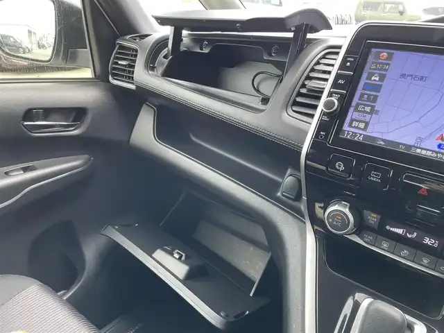 日産 セレナ e－パワー ハイウェイスター V 佐賀県 2018(平30)年 8万km ブリリアントホワイトパール 純正9インチSDナビゲーション/・フルセグTV/CD/DVD/SD/USB/Bluetooth/フリップダウンモニター/アラウンドビューモニター/前方ドライブレコーダー/ビルトインETC/インテリジェントパーキングアシスト/両側パワースライドドア/電子パーキングブレーキ/・AUTO HOLD機能/後席エアコン(温度調整無し)/後席サンシェード/ISOFIX対応/革巻きステアリング/ステアリングリモコン/純正15インチアルミホイール/純正LEDヘッドライト/純正フォグランプ/純正フロアマット/純正ドアバイザ―/新車保証書/取扱説明書/スペアキー１本/プロパイロット/・インテリジェントクルーズコントロール/・エマージェンシーブレーキ/・レーンディパーチャーワーニング/・前後クリアランスソナー/・標識検知機能/・ふらつき警報