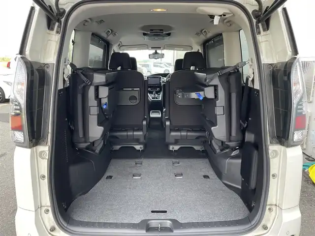 日産 セレナ e－パワー ハイウェイスター V 佐賀県 2018(平30)年 8万km ブリリアントホワイトパール 純正9インチSDナビゲーション/・フルセグTV/CD/DVD/SD/USB/Bluetooth/フリップダウンモニター/アラウンドビューモニター/前方ドライブレコーダー/ビルトインETC/インテリジェントパーキングアシスト/両側パワースライドドア/電子パーキングブレーキ/・AUTO HOLD機能/後席エアコン(温度調整無し)/後席サンシェード/ISOFIX対応/革巻きステアリング/ステアリングリモコン/純正15インチアルミホイール/純正LEDヘッドライト/純正フォグランプ/純正フロアマット/純正ドアバイザ―/新車保証書/取扱説明書/スペアキー１本/プロパイロット/・インテリジェントクルーズコントロール/・エマージェンシーブレーキ/・レーンディパーチャーワーニング/・前後クリアランスソナー/・標識検知機能/・ふらつき警報