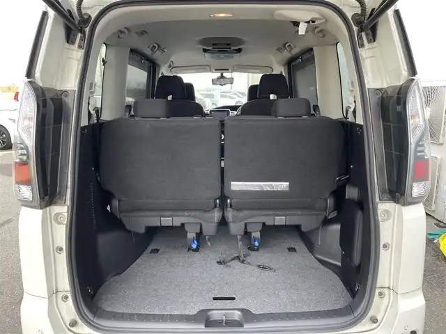 日産 セレナ e－パワー ハイウェイスター V 佐賀県 2018(平30)年 8万km ブリリアントホワイトパール 純正9インチSDナビゲーション/・フルセグTV/CD/DVD/SD/USB/Bluetooth/フリップダウンモニター/アラウンドビューモニター/前方ドライブレコーダー/ビルトインETC/インテリジェントパーキングアシスト/両側パワースライドドア/電子パーキングブレーキ/・AUTO HOLD機能/後席エアコン(温度調整無し)/後席サンシェード/ISOFIX対応/革巻きステアリング/ステアリングリモコン/純正15インチアルミホイール/純正LEDヘッドライト/純正フォグランプ/純正フロアマット/純正ドアバイザ―/新車保証書/取扱説明書/スペアキー１本/プロパイロット/・インテリジェントクルーズコントロール/・エマージェンシーブレーキ/・レーンディパーチャーワーニング/・前後クリアランスソナー/・標識検知機能/・ふらつき警報