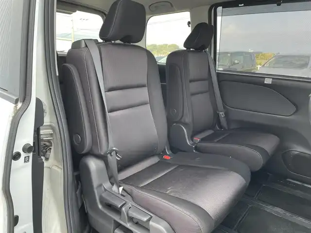 日産 セレナ e－パワー ハイウェイスター V 佐賀県 2018(平30)年 8万km ブリリアントホワイトパール 純正9インチSDナビゲーション/・フルセグTV/CD/DVD/SD/USB/Bluetooth/フリップダウンモニター/アラウンドビューモニター/前方ドライブレコーダー/ビルトインETC/インテリジェントパーキングアシスト/両側パワースライドドア/電子パーキングブレーキ/・AUTO HOLD機能/後席エアコン(温度調整無し)/後席サンシェード/ISOFIX対応/革巻きステアリング/ステアリングリモコン/純正15インチアルミホイール/純正LEDヘッドライト/純正フォグランプ/純正フロアマット/純正ドアバイザ―/新車保証書/取扱説明書/スペアキー１本/プロパイロット/・インテリジェントクルーズコントロール/・エマージェンシーブレーキ/・レーンディパーチャーワーニング/・前後クリアランスソナー/・標識検知機能/・ふらつき警報