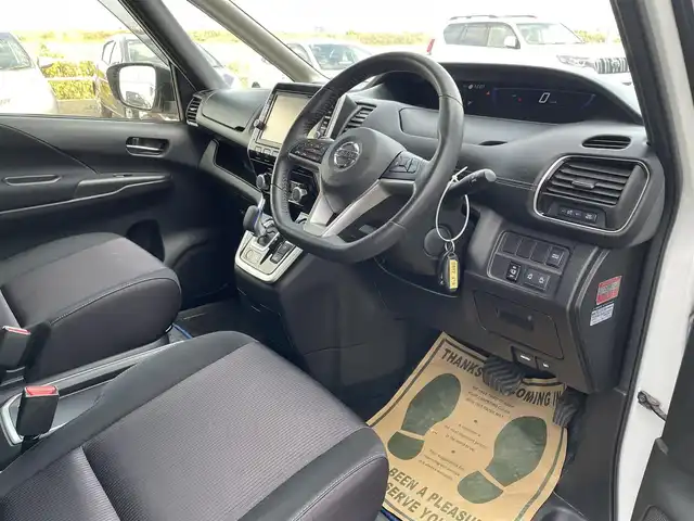 日産 セレナ e－パワー ハイウェイスター V 佐賀県 2018(平30)年 8万km ブリリアントホワイトパール 純正9インチSDナビゲーション/・フルセグTV/CD/DVD/SD/USB/Bluetooth/フリップダウンモニター/アラウンドビューモニター/前方ドライブレコーダー/ビルトインETC/インテリジェントパーキングアシスト/両側パワースライドドア/電子パーキングブレーキ/・AUTO HOLD機能/後席エアコン(温度調整無し)/後席サンシェード/ISOFIX対応/革巻きステアリング/ステアリングリモコン/純正15インチアルミホイール/純正LEDヘッドライト/純正フォグランプ/純正フロアマット/純正ドアバイザ―/新車保証書/取扱説明書/スペアキー１本/プロパイロット/・インテリジェントクルーズコントロール/・エマージェンシーブレーキ/・レーンディパーチャーワーニング/・前後クリアランスソナー/・標識検知機能/・ふらつき警報