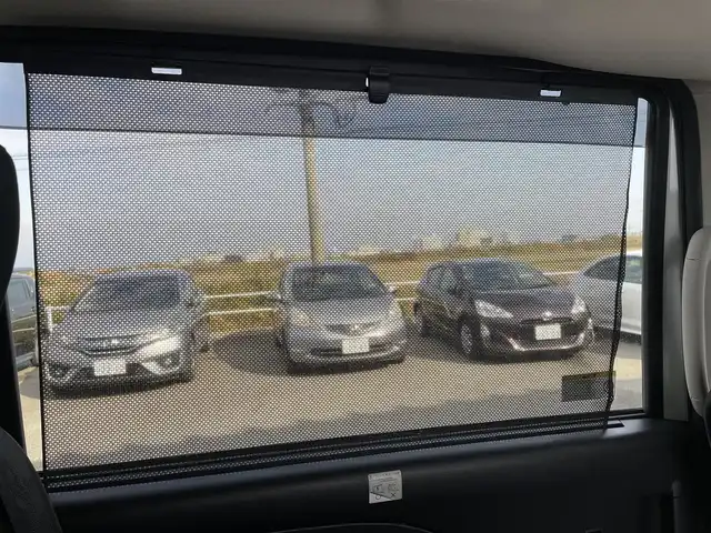 日産 セレナ e－パワー ハイウェイスター V 佐賀県 2018(平30)年 8万km ブリリアントホワイトパール 純正9インチSDナビゲーション/・フルセグTV/CD/DVD/SD/USB/Bluetooth/フリップダウンモニター/アラウンドビューモニター/前方ドライブレコーダー/ビルトインETC/インテリジェントパーキングアシスト/両側パワースライドドア/電子パーキングブレーキ/・AUTO HOLD機能/後席エアコン(温度調整無し)/後席サンシェード/ISOFIX対応/革巻きステアリング/ステアリングリモコン/純正15インチアルミホイール/純正LEDヘッドライト/純正フォグランプ/純正フロアマット/純正ドアバイザ―/新車保証書/取扱説明書/スペアキー１本/プロパイロット/・インテリジェントクルーズコントロール/・エマージェンシーブレーキ/・レーンディパーチャーワーニング/・前後クリアランスソナー/・標識検知機能/・ふらつき警報