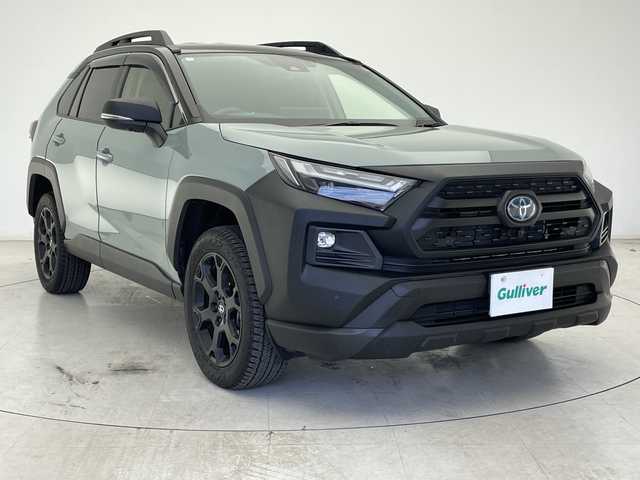 トヨタ ＲＡＶ４ HV アドベンチャー オフロードPKGⅡ 千葉県 2024(令6)年 2.5万km 緑Ⅱ GORIGORIブラック塗装/ルーフレール/ワンオーナー/トヨタセーフティセンス/プリクラッシュセーフティ/レーントレーシングアシスト/レーンディパーチャーアラート/ロードサインアシスト/レーダークルーズコントロール/オートマチックハイビーム/先行車発進アラーム/ブラインドスポットモニター/リアクロストラフィックアラート/10.5型純正ディスプレイオーディオ/　ナビ/フルセグTV/Bluetooth/AM/FM/パノラミックビューモニター/ビルトインETC/ミラー一体型ドライブレコーダー/純正マットブラック18インチAW/専用ブラック合皮シート/シートヒーター/エアーシート/運転席パワーシート/シートメモリ/オートライト/LEDヘッドライト/フォグランプ/電子パーキング/オートブレーキホールド/スマートキー/プッシュスタート