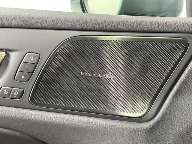 ボルボ Ｖ６０ クロスカントリー T5 AWD プロ 神奈川県 2019(令1)年 1.5万km オスミウムグレーM 4WD/純正HDDナビ/FM　CD　フルセグ　Bluetooth　　USB/360°ビューカメラ/ハーマンカードン/インテリセーフ/アダプティブクルーズコントロール/ハンズフリーパワーバックドア/革巻ステアリング/ステアリングリモコン/黒革シート/前席2メモリパワーシート/前席シートヒーター/前席ベンチレーション/ESCスポーツモード/ヘッドアップディスプレイ/トノカバー/ISOFIX対応/保証書/取扱説明書/スマートキー×2/LEDヘッドライト/アクティブペンディングライト/純正19インチAW/Lane keeping Aid/パークアシスト/Cross Sing Information/車間警告機能/自動駐車/自動発車/BLIS/Road Sing Information