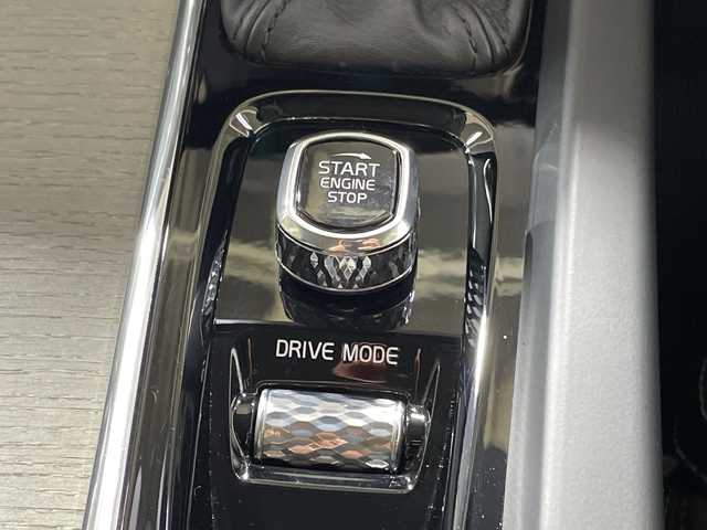 ボルボ Ｖ６０ クロスカントリー T5 AWD プロ 神奈川県 2019(令1)年 1.5万km オスミウムグレーM 4WD/純正HDDナビ/FM　CD　フルセグ　Bluetooth　　USB/360°ビューカメラ/ハーマンカードン/インテリセーフ/アダプティブクルーズコントロール/ハンズフリーパワーバックドア/革巻ステアリング/ステアリングリモコン/黒革シート/前席2メモリパワーシート/前席シートヒーター/前席ベンチレーション/ESCスポーツモード/ヘッドアップディスプレイ/トノカバー/ISOFIX対応/保証書/取扱説明書/スマートキー×2/LEDヘッドライト/アクティブペンディングライト/純正19インチAW/Lane keeping Aid/パークアシスト/Cross Sing Information/車間警告機能/自動駐車/自動発車/BLIS/Road Sing Information