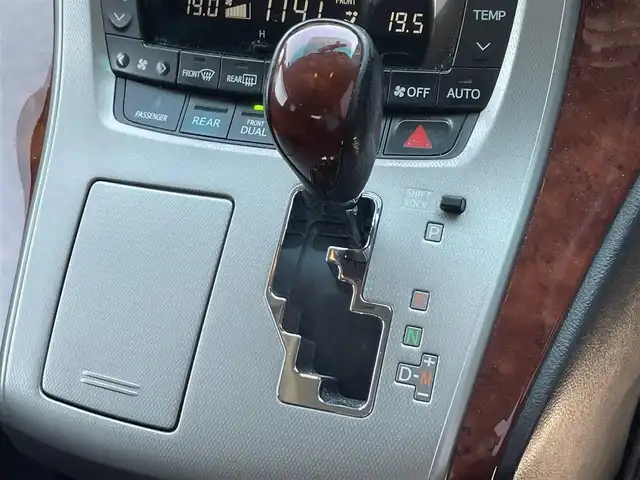 トヨタ ヴェルファイア 2．4Z プラチナセレクションⅡ 滋賀県 2010(平22)年 16.7万km ホワイトパールクリスタルシャイン 純正ナビ/（ワンセグＴＶ・Bluetooth・CD・DVD・AUX）/ETC/パワーバックドア/両側電動スライドドア/クリアランスソナー/ステアリングスイッチ/スマートキー/プッシュスタート/ウォークスルー/オートライト/電動格納ミラー/カーテンエアバッグ