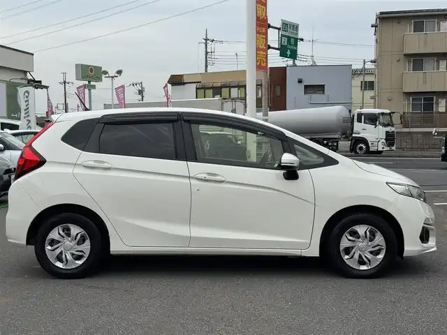 ホンダ フィット 13G F 千葉県 2017(平29)年 6.2万km タフホワイトⅡ 社外メモリーナビ/ワンセグTV/CD/DVD/ハロゲンヘッドライト/革巻きステアリング/社外フロアマット/スマートキー/ETC/保証書・取説