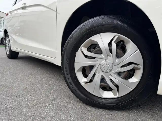 ホンダ フィット 13G F 千葉県 2017(平29)年 6.2万km タフホワイトⅡ 社外メモリーナビ/ワンセグTV/CD/DVD/ハロゲンヘッドライト/革巻きステアリング/社外フロアマット/スマートキー/ETC/保証書・取説