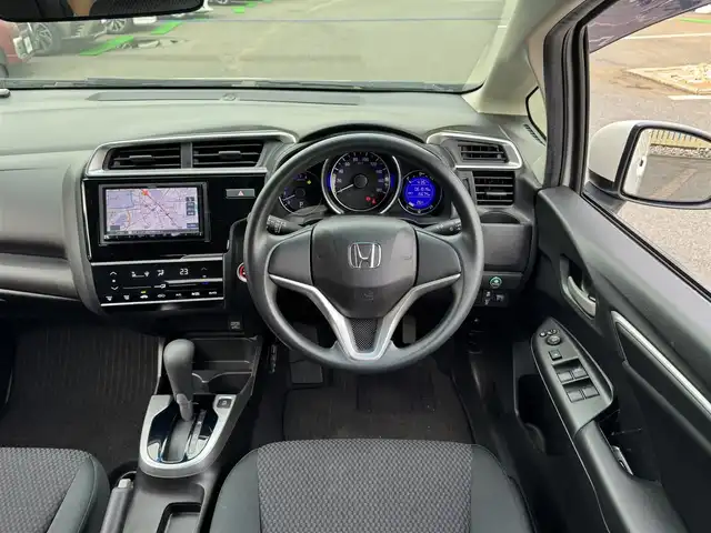 ホンダ フィット 13G F 千葉県 2017(平29)年 6.2万km タフホワイトⅡ 社外メモリーナビ/ワンセグTV/CD/DVD/ハロゲンヘッドライト/革巻きステアリング/社外フロアマット/スマートキー/ETC/保証書・取説