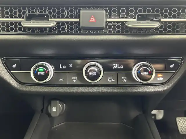 ホンダ ＺＲ－Ｖ ハイブリッド e:HEV X 道央・札幌 2023(令5)年 1.3万km プラチナホワイトパール ・４WD/・コンフォートビューパッケージ/・Honda CONNECT for Gathers＋ナビ装着用スペシャルパッケージ /・CD/DVD/SD/BT/Apple CarPlay/フルセグ/・バックカメラ/・ビルトインETC2.0/・ホンダセンシング/・衝突軽減ブレーキ/・誤発進抑制機能/後方誤発進抑制機能/・路外逸脱抑制機能/・渋滞追従機能付アダプティブクルーズコントロール/・パーキングセンサーシステム/・ヒルディセントコントロール/・オートブレーキホールド/・オートマチックハイビーム/・LEDヘッドライト/・ハーフレザーシート/・前席シートヒーター/・パワーテールゲート（予約クローズ機能付）/・パドルシフト/・純正18インチAW/・純正フロアマット/・プッシュスタート/・スマートキー