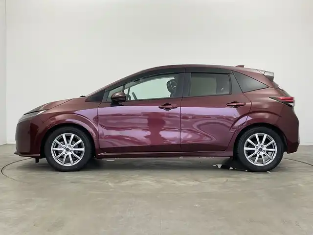 日産 オーラ G レザーエディション 新潟県 2022(令4)年 1.8万km バーガンディー 純正メモリナビ/（BT/FM/AM/フルセグTV）/全周囲カメラ/ステアリングスイッチ/BOSEサウンドスピーカー/デジタルインナーミラー/ブラインドスポットモニター/プロパイロット/置くだけ充電/前方ドライブレコーダー/ウィンカーミラー/電格ミラー/ドアバイザー/ETC2.0/夏タイヤ積載/取扱説明書/保証書