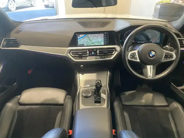 ＢＭＷ ３１８ｉ Mスポーツ 熊本県 2021(令3)年 3.5万km アルピンホワイトⅢ ・スマートキー/・プッシュスタート/・インテリジェントセーフティ/・注意喚起アシスタント/・ステアリングアシスト/・PDC自動起動/・アクティブPDC緊急ブレーキ/・オートハイビーム/・クルーズコントロール(追従式)/・純正HDDナビ/　【Bluetooth・USB・AppleCarPlay】/・全方位カメラ/・ETC/・ドライブレコーダー(前後録画)/・ワイヤレス充電/・パワートランク/・LEDヘッドランプ/・LEDフォグランプ/・純正マット