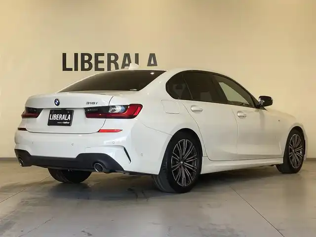 ＢＭＷ ３１８ｉ Mスポーツ 熊本県 2021(令3)年 3.5万km アルピンホワイトⅢ ・スマートキー/・プッシュスタート/・インテリジェントセーフティ/・注意喚起アシスタント/・ステアリングアシスト/・PDC自動起動/・アクティブPDC緊急ブレーキ/・オートハイビーム/・クルーズコントロール(追従式)/・純正HDDナビ/　【Bluetooth・USB・AppleCarPlay】/・全方位カメラ/・ETC/・ドライブレコーダー(前後録画)/・ワイヤレス充電/・パワートランク/・LEDヘッドランプ/・LEDフォグランプ/・純正マット