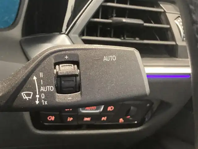 ＢＭＷ ３１８ｉ Mスポーツ 熊本県 2021(令3)年 3.5万km アルピンホワイトⅢ ・スマートキー/・プッシュスタート/・インテリジェントセーフティ/・注意喚起アシスタント/・ステアリングアシスト/・PDC自動起動/・アクティブPDC緊急ブレーキ/・オートハイビーム/・クルーズコントロール(追従式)/・純正HDDナビ/　【Bluetooth・USB・AppleCarPlay】/・全方位カメラ/・ETC/・ドライブレコーダー(前後録画)/・ワイヤレス充電/・パワートランク/・LEDヘッドランプ/・LEDフォグランプ/・純正マット