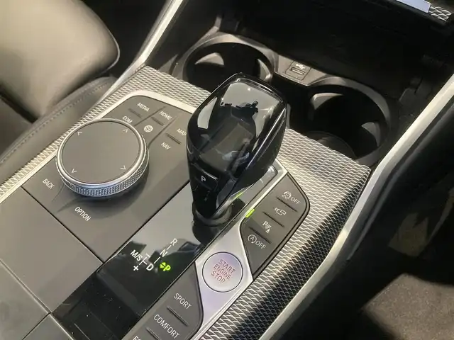 ＢＭＷ ３１８ｉ Mスポーツ 熊本県 2021(令3)年 3.5万km アルピンホワイトⅢ ・スマートキー/・プッシュスタート/・インテリジェントセーフティ/・注意喚起アシスタント/・ステアリングアシスト/・PDC自動起動/・アクティブPDC緊急ブレーキ/・オートハイビーム/・クルーズコントロール(追従式)/・純正HDDナビ/　【Bluetooth・USB・AppleCarPlay】/・全方位カメラ/・ETC/・ドライブレコーダー(前後録画)/・ワイヤレス充電/・パワートランク/・LEDヘッドランプ/・LEDフォグランプ/・純正マット