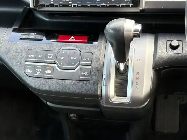 ホンダ ステップワゴン スパーダ Z クールスピリット 埼玉県 2012(平24)年 10.7万km ホワイトオーキッドパール (株)IDOMが運営する【じしゃロン鳩ヶ谷店】の自社ローン専用車両になりますこちらは現金またはオートローンご利用時の価格です。自社ローンご希望の方は別途その旨お申付け下さい/登録時106449km/ハーフレザーシート/両側パワースライドドア/ETC/純正HIDヘッドライト/フォグランプ/１７インチAW/クルーズコントロール/パドルシフト/革巻ステアリング/電動格納機能付きウインカーミラー/ドアバイザー/純正フロアマット/取扱説明書