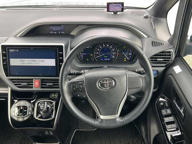 トヨタ ヴォクシー ハイブリッド ZS 煌Ⅱ 三重県 2020(令2)年 2.5万km ブラック 純正10型ナビ /バックカメラ /両側パワースライドドア/ビルトインETC2.0 /GPSレーダー探知機(TZ-R203L) /スペアキー /前席シートヒーター /コーナーセンサー /前後ドライブレコーダー/クルーズコントロール/レーンキープアシスト/衝突軽減ブレーキ/LEDヘッドライト/オートハイビーム /オートライト/革巻きステアリング/ステアリングスイッチ/リヤサンシェード/純正フロアマット /禁煙車