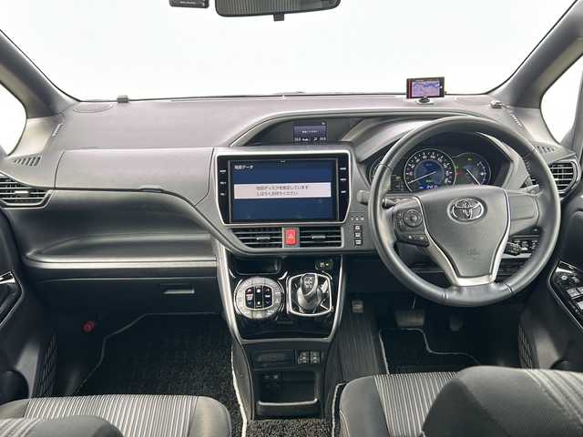 トヨタ ヴォクシー ハイブリッド ZS 煌Ⅱ 三重県 2020(令2)年 2.5万km ブラック 純正10型ナビ /バックカメラ /両側パワースライドドア/ビルトインETC2.0 /GPSレーダー探知機(TZ-R203L) /スペアキー /前席シートヒーター /コーナーセンサー /前後ドライブレコーダー/クルーズコントロール/レーンキープアシスト/衝突軽減ブレーキ/LEDヘッドライト/オートハイビーム /オートライト/革巻きステアリング/ステアリングスイッチ/リヤサンシェード/純正フロアマット /禁煙車