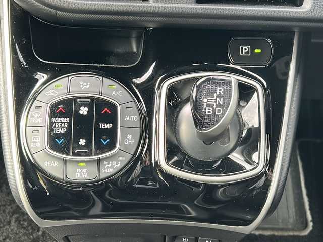 トヨタ ヴォクシー ハイブリッド ZS 煌Ⅱ 三重県 2020(令2)年 2.5万km ブラック 純正10型ナビ /バックカメラ /両側パワースライドドア/ビルトインETC2.0 /GPSレーダー探知機(TZ-R203L) /スペアキー /前席シートヒーター /コーナーセンサー /前後ドライブレコーダー/クルーズコントロール/レーンキープアシスト/衝突軽減ブレーキ/LEDヘッドライト/オートハイビーム /オートライト/革巻きステアリング/ステアリングスイッチ/リヤサンシェード/純正フロアマット /禁煙車