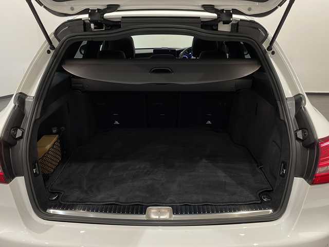 メルセデス・ベンツ Ｃ２２０ｄ ステーションワゴン アバンギャルドAMGライン 新潟県 2018(平30)年 5.2万km ポーラホワイト オプション/パノラミックスライディングルーフ/レーダーセーフティパッケージ/・アクティブレーンキープアシスト/・アクティブブラインドスポットアシスト/・ステアリングパイロット/主要装備/純正HDDナビ/・CD/DVD/・Bluetooth/・USB/・フルセグTV)/本革シート/シートヒーター/パワーバックドア/クルーズコントロール＆可変スピードリミッター/パーキングアシスト/バックカメラ/ETC