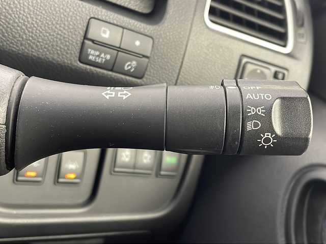 日産 セレナ HWS S HV Vセレ +SeftyⅡ 新潟県 2016(平28)年 7.9万km ブリリアントホワイトパール 　純正ナビ/　フルセグテレビ/Bluetooth/　バックカメラ/　フリップダウンモニター/　ウィンカーミラー/　クルーズコントロール/　ドアバイザー/　プッシュスタート/　両側パワースライドドア/　ETC/　LEDヘッドライト/　オートライト