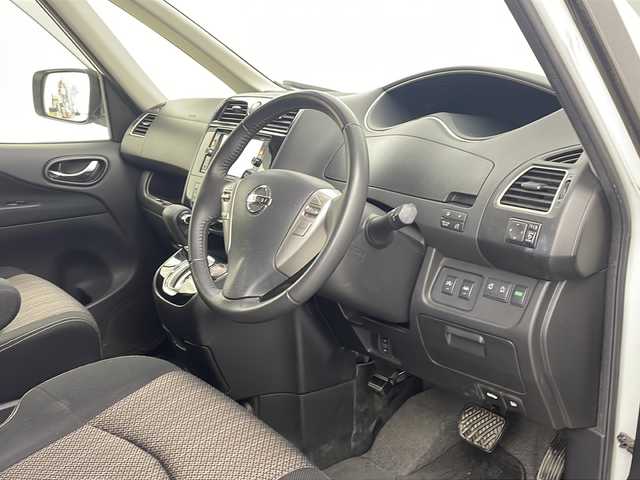 日産 セレナ HWS S HV Vセレ +SeftyⅡ 新潟県 2016(平28)年 7.9万km ブリリアントホワイトパール 　純正ナビ/　フルセグテレビ/Bluetooth/　バックカメラ/　フリップダウンモニター/　ウィンカーミラー/　クルーズコントロール/　ドアバイザー/　プッシュスタート/　両側パワースライドドア/　ETC/　LEDヘッドライト/　オートライト