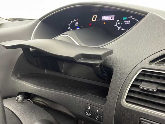 日産 セレナ HWS S HV Vセレ +SeftyⅡ 新潟県 2016(平28)年 7.9万km ブリリアントホワイトパール 　純正ナビ/　フルセグテレビ/Bluetooth/　バックカメラ/　フリップダウンモニター/　ウィンカーミラー/　クルーズコントロール/　ドアバイザー/　プッシュスタート/　両側パワースライドドア/　ETC/　LEDヘッドライト/　オートライト