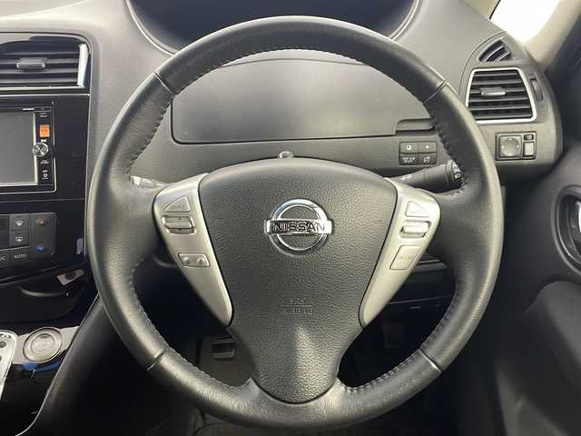 日産 セレナ HWS S HV Vセレ +SeftyⅡ 新潟県 2016(平28)年 7.9万km ブリリアントホワイトパール 　純正ナビ/　フルセグテレビ/Bluetooth/　バックカメラ/　フリップダウンモニター/　ウィンカーミラー/　クルーズコントロール/　ドアバイザー/　プッシュスタート/　両側パワースライドドア/　ETC/　LEDヘッドライト/　オートライト