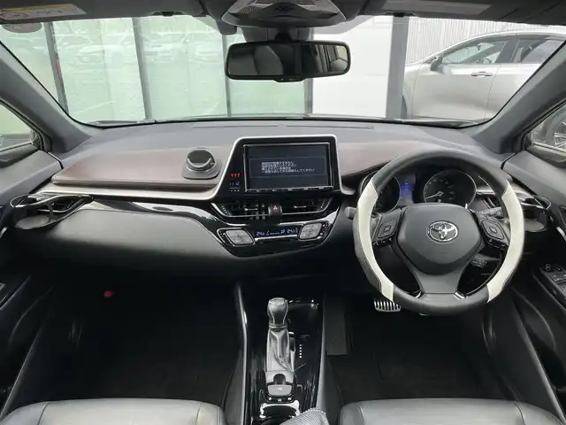 トヨタ Ｃ－ＨＲ G 香川県 2017(平29)年 5.8万km ホワイト/ブラックマイカ 2トーン 登録時走行距離57571km/純正9型SDナビ【NSZT-Y66T】/（フルセグTV/Bluetooth/MSV/DVD）/バック/フロントカメラ/トヨタセーフティセンス/・プリクラッシュセーフティ/・アダプティブクルーズコントロール/・レーンディパーチャーアラート/・オートマチックハイビーム/ブラインドスポットモニター/クリアランスソナー/黒革シート/前席シートヒーター/革巻きステアリング/ステアリングスイッチ/電動パーキングブレーキ/オートブレーキホールド/オートライト/LEDヘッドライト/LEDフォグライト/純正18インチアルミホイール/純正ビルトインETC/純正フロアマット/純正ドアバイザー/純正トノカバー/全席フルオートパワーウィンドウ/オート開閉機能付き電動格納ミラー/ISOFIX