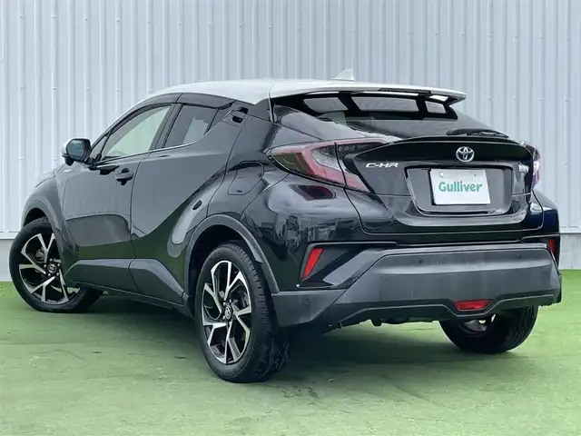 トヨタ Ｃ－ＨＲ G 香川県 2017(平29)年 5.8万km ホワイト/ブラックマイカ 2トーン 登録時走行距離57571km/純正9型SDナビ【NSZT-Y66T】/（フルセグTV/Bluetooth/MSV/DVD）/バック/フロントカメラ/トヨタセーフティセンス/・プリクラッシュセーフティ/・アダプティブクルーズコントロール/・レーンディパーチャーアラート/・オートマチックハイビーム/ブラインドスポットモニター/クリアランスソナー/黒革シート/前席シートヒーター/革巻きステアリング/ステアリングスイッチ/電動パーキングブレーキ/オートブレーキホールド/オートライト/LEDヘッドライト/LEDフォグライト/純正18インチアルミホイール/純正ビルトインETC/純正フロアマット/純正ドアバイザー/純正トノカバー/全席フルオートパワーウィンドウ/オート開閉機能付き電動格納ミラー/ISOFIX