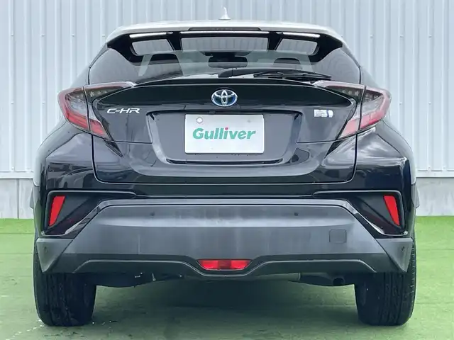 トヨタ Ｃ－ＨＲ G 香川県 2017(平29)年 5.8万km ホワイト/ブラックマイカ 2トーン 登録時走行距離57571km/純正9型SDナビ【NSZT-Y66T】/（フルセグTV/Bluetooth/MSV/DVD）/バック/フロントカメラ/トヨタセーフティセンス/・プリクラッシュセーフティ/・アダプティブクルーズコントロール/・レーンディパーチャーアラート/・オートマチックハイビーム/ブラインドスポットモニター/クリアランスソナー/黒革シート/前席シートヒーター/革巻きステアリング/ステアリングスイッチ/電動パーキングブレーキ/オートブレーキホールド/オートライト/LEDヘッドライト/LEDフォグライト/純正18インチアルミホイール/純正ビルトインETC/純正フロアマット/純正ドアバイザー/純正トノカバー/全席フルオートパワーウィンドウ/オート開閉機能付き電動格納ミラー/ISOFIX